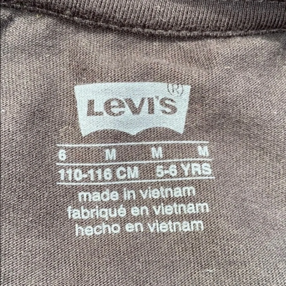 Levi’s tee black/red medium youth 5-6 yrs, NWT